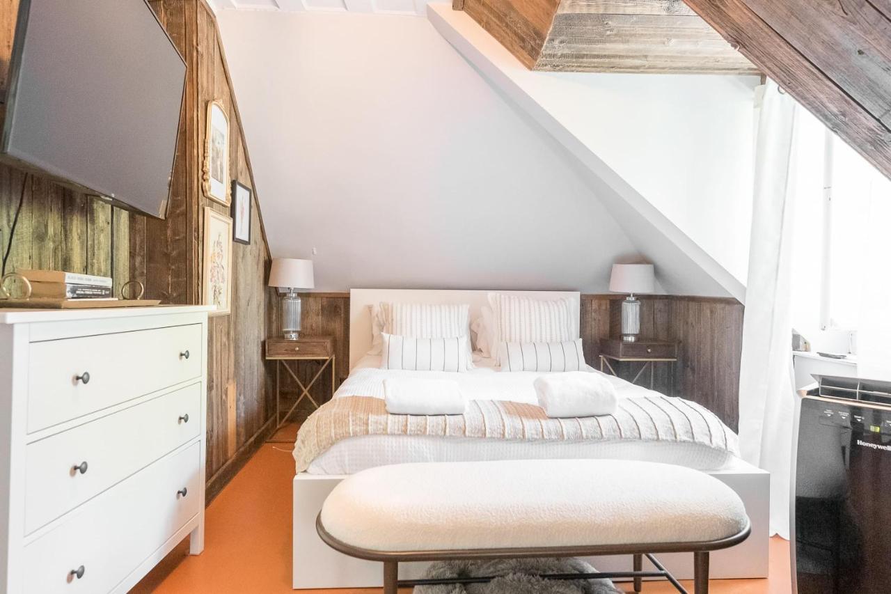 Holiday home Bright Studio In Old With Rustic Feel *